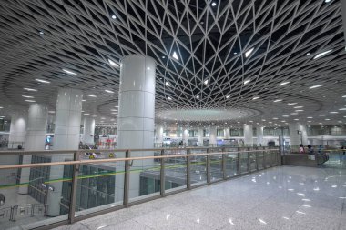 Shenzhen, Çin - 12 Nisan 2025: Shenzhen, Çin 'deki Gangxia North metro istasyonu. Çok moderndir. Tavanda ışığın istasyona girmesini sağlayan büyük delikler vardır..