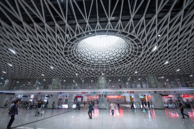 Shenzhen, Çin - 12 Nisan 2025: Shenzhen, Çin 'deki Gangxia North metro istasyonu. Çok moderndir. Tavanda ışığın istasyona girmesini sağlayan büyük delikler vardır..
