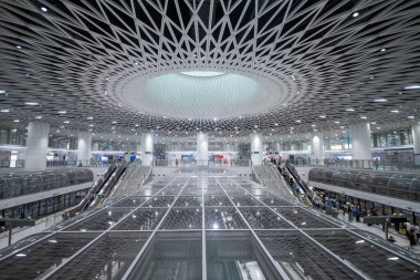 Shenzhen, Çin - 12 Nisan 2025: Shenzhen, Çin 'deki Gangxia North metro istasyonu. Çok moderndir. Tavanda ışığın istasyona girmesini sağlayan büyük delikler vardır..