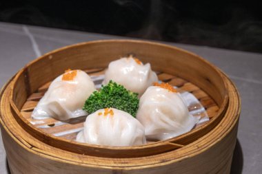 Buharda karides köftesi, har gao, bambu buharlı buharlı.