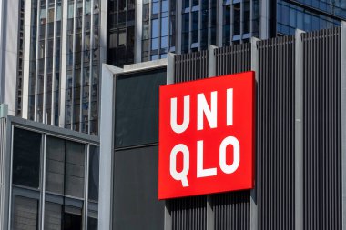 Shenzhen, Çin - 15 Nisan 2025: Shenzhen, Çin 'deki dükkanın önünde Uniqlo' nun işareti. Uniqlo sıradan bir Japon giyim tasarımcısı ve perakendecisi.