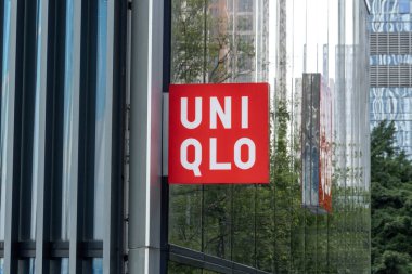 Shenzhen, Çin - 15 Nisan 2025: Shenzhen, Çin 'deki dükkanın önünde Uniqlo' nun işareti. Uniqlo sıradan bir Japon giyim tasarımcısı ve perakendecisi.