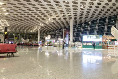 Shenzhen, Çin - 15 Nisan 2025: Shenzhen Bao 'an Uluslararası Havalimanı, Shenzhen, Çin. Çin 'in en büyük ve en modern havaalanlarından biridir.