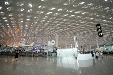 Shenzhen, Çin - 15 Nisan 2025: Shenzhen Bao 'an Uluslararası Havalimanı, Shenzhen, Çin. Çin 'in en büyük ve en modern havaalanlarından biridir.