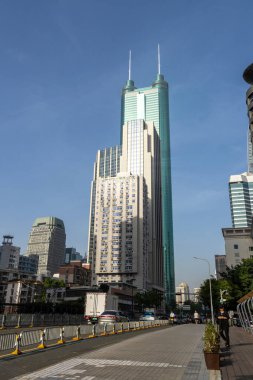 Shenzhen, Çin - 15 Nisan 2025: Shun Hing Meydanı, aynı zamanda Çin 'in Shenzhen şehrinde bulunan Diwang Binası. Bir zamanlar Shenzhen 'in en yüksek gökdeleniydi.,
