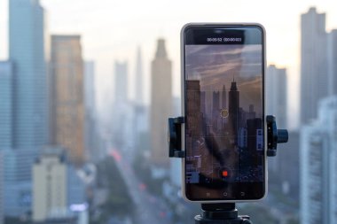 Shenzhen, Çin - 14 Nisan 2025: Shenzhen, Çin 'deki Shennan Yolu boyunca gökdelen binaları. Shenzhen fütüristik silueti olan canlı bir şehir.