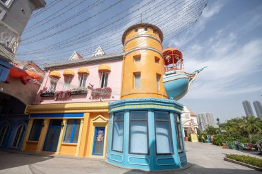 Shenzhen, Çin - 14 Nisan 2025: Melania Town, Çin 'in Shenzhen şehrinin merkezinde küçük bir Avrupa kasabası. Binaların ve tasarımın Avrupa tarzı olduğu bir kompleks.