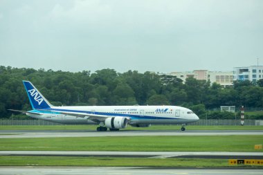 Singapur - 8 Nisan 2025: ANA Havayolu 'ndan Singapur Changi Havaalanı' na giden uçak. Oturma kapasitesi 41,5 milyon olan Changi Havalimanı dünyanın en yoğun havaalanlarından biridir..