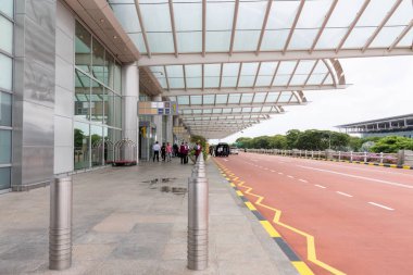 Singapur - 8 Nisan 2025: Changi Havaalanı, Singapur Terminal 2 'nin kalkış salonunun görüntüsü. T2, şu anda havaalanının kapasitesi açısından en büyük dört terminali.