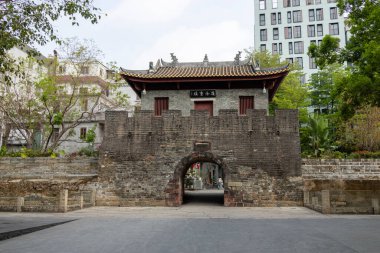 Shenzhen, Çin - 9 Nisan 2025: Nantou Antik Şehir 'in surları ve kapısı, Shenzhen, Çin. Surlarla çevrili Nantou şehri Shenzhen 'in şehir tarihinin başlangıcıdır.