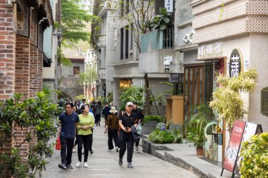Shenzhen, Çin - 9 Nisan 2025: İnsanlar Çin 'in Shenzhen kentindeki Nantou Antik Şehri' ni ziyaret ediyor. Nantou Antik Kasabası sadece tarihi bir yer değil, Çin kültürünün yaşayan bir kanıtıdır.