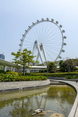 Shenzhen, China- 9 Nisan 2025: Happy Harbour, Shenzhen 'deki Körfez Bölgesi Dönme Dolabının Işığı. Toplamda 28 dev ithal arabası var. Her arabanın net alanı 16.8 metrekaredir.
