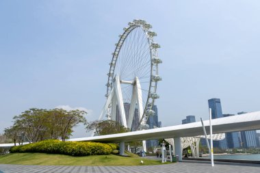 Shenzhen, China- 9 Nisan 2025: Happy Harbour, Shenzhen 'deki Körfez Bölgesi Dönme Dolabının Işığı. Toplamda 28 dev ithal arabası var. Her arabanın net alanı 16.8 metrekaredir.