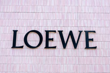 Shenzhen, China- 9 Nisan 2025: Logo ve Loewe 'nin işareti Shenzhen, Çin' deki dükkan cephesinde. Loewe, İspanyol lüks moda evi. Deri eşya, giysi, parfüm ve diğer moda aksesuarlarında uzmanlaşmış..