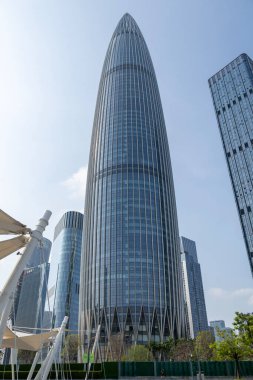 Shenzhen, China- 9 Nisan 2025 Shenzhen Talent 's Park' tan Shenzhen 'in ufuk çizgisi. Shenzhen şu anda Çin 'de 200 ve 300 metre yüksekliğindeki en yüksek gökdelenlere sahip.