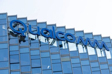 Shenzhen, Çin... 9 Nisan 2025, Qualcomm 'un işareti binanın tepesinde. Qualcomm Incorporated, merkezi San Diego, Kaliforniya 'da bulunan çok uluslu bir Amerikan şirketidir.,