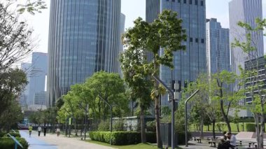 Shenzhen, China- 9 Nisan 2025 Shenzhen Talent 's Park' tan Shenzhen 'in ufuk çizgisi. Shenzhen şu anda Çin 'de 200 ve 300 metre yüksekliğindeki en yüksek gökdelenlere sahip.