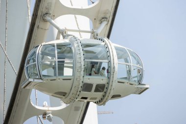 Shenzhen, China- 9 Nisan 2025: Happy Harbour, Shenzhen 'deki Körfez Bölgesi Dönme Dolabının Işığı. Toplamda 28 dev ithal arabası var. Her arabanın net alanı 16.8 metrekaredir.