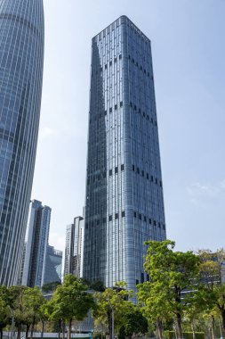 Shenzhen, China- 9 Nisan 2025 Shenzhen Talent 's Park' tan Shenzhen 'in ufuk çizgisi. Shenzhen şu anda Çin 'de 200 ve 300 metre yüksekliğindeki en yüksek gökdelenlere sahip.
