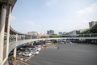 Shenzhen, Çin - 9 Nisan 2025: Shenzhen, Çin 'de sabah trafiğinin yoğun olduğu saatlerde yol ve trafik durumu. Shenzhens 'in en yoğun olduğu saat, her gün boynuzların, farların ve koşuşturmanın savaşıdır..