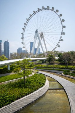 Shenzhen, China- 9 Nisan 2025: Happy Harbour, Shenzhen 'deki Körfez Bölgesi Dönme Dolabının Işığı. Toplamda 28 dev ithal arabası var. Her arabanın net alanı 16.8 metrekaredir.