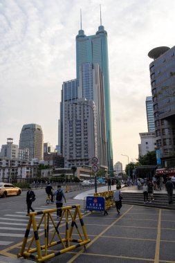 Shenzhen, Çin - 10 Nisan 2025: Shun Hing Meydanı, aynı zamanda Çin 'in Shenzhen şehrinde Diwang Binası olarak adlandırılır. Bir zamanlar Shenzhen 'in en yüksek gökdeleniydi.,