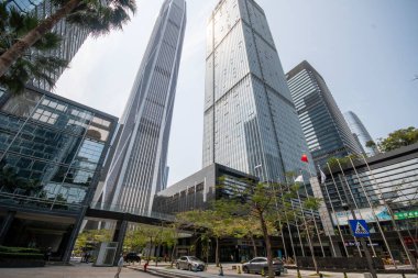Shenzhen, Çin - 10 Nisan 2025: Shenzhen, Çin 'de mavi gökyüzü olan yüksek binalar. Shenzhen Çin 'in en büyük şehirlerinden biridir..