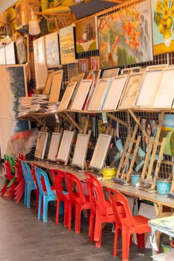 Shenzhen, Çin - 11 Nisan 2025: Çin 'deki Shenzhen Dafen Petrol Boyama Köyü manzarası. Burası artık binlerce ressamın çalıştığı sanatsal bir yağlı boya köyü.