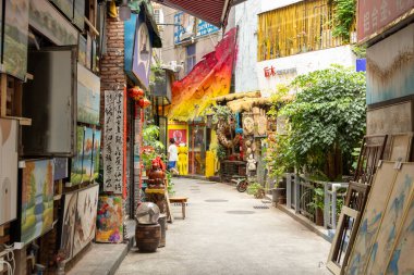 Shenzhen, Çin - 11 Nisan 2025: Çin 'deki Shenzhen Dafen Petrol Boyama Köyü manzarası. Burası artık binlerce ressamın çalıştığı sanatsal bir yağlı boya köyü.