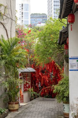 Shenzhen, Çin - 11 Nisan 2025: Çin 'in Shenzhen kentindeki Gankeng Antik Kenti manzarası. 300 yıllık geçmişi olan bir Hakka köyü..