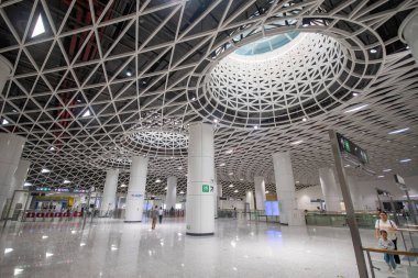 Shenzhen, Çin - 12 Nisan 2025: Shenzhen, Çin 'deki Gangxia North metro istasyonu. Çok moderndir. Tavanda ışığın istasyona girmesini sağlayan büyük delikler vardır..