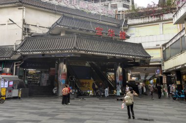 Shenzhen, Çin... 12 Nisan 2025 'te müşteriler ve ziyaretçiler Çin' in Shenzhen kentindeki ünlü Dongmen Pedestrian Sokağı 'nı doldurdular. Yaya dostu bir ortamda modernliğin geleneklerle buluştuğu yerdir.