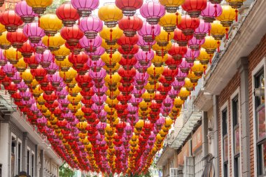 Shenzhen, Çin - 12 Nisan 2025: Shenzhen, Çin 'deki Shuiwei Kültür Bloğu 1368. Çin Cumhuriyeti 'ni andıran atari salonlarına dönüşmüş durumda.