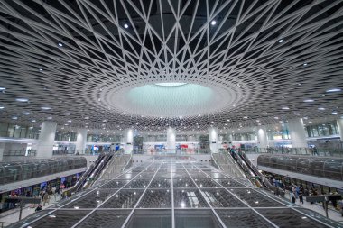 Shenzhen, Çin - 12 Nisan 2025: Shenzhen, Çin 'deki Gangxia North metro istasyonu. Çok moderndir. Tavanda ışığın istasyona girmesini sağlayan büyük delikler vardır..