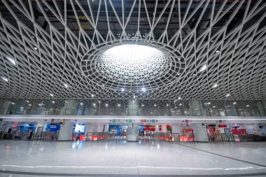 Shenzhen, Çin - 12 Nisan 2025: Shenzhen, Çin 'deki Gangxia North metro istasyonu. Çok moderndir. Tavanda ışığın istasyona girmesini sağlayan büyük delikler vardır..