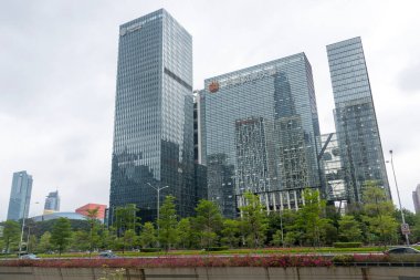 Shenzhen, Çin - 12 Nisan 2025: Çin 'in başkenti Shenzhen' de yüksek binalarla dolu bir cadde.