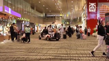 Singapur - 8 Nisan 2025: Singapur 'daki Changi Havaalanı' nın kalkış salonunun görüntüsü. Asya 'nın en büyük ulaşım merkezlerinden biridir.