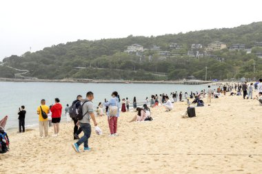 Shenzhen, Çin - 13 Nisan 2025: İnsanlar Shenzhen, Çin 'deki Dameisha Sahil Parkı' nın güzel manzaralarının tadını çıkarıyor.