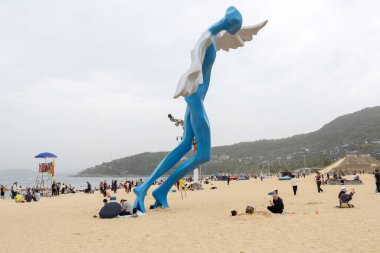 Shenzhen, Çin - 13 Nisan 2025: Yantian Bölgesi Shenzhen, Çin 'deki Dameisha Sahil Parkı' nda büyük renkli melek heykelleri sergileniyor