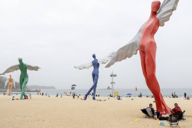 Shenzhen, Çin - 13 Nisan 2025: Yantian Bölgesi Shenzhen, Çin 'deki Dameisha Sahil Parkı' nda büyük renkli melek heykelleri sergileniyor