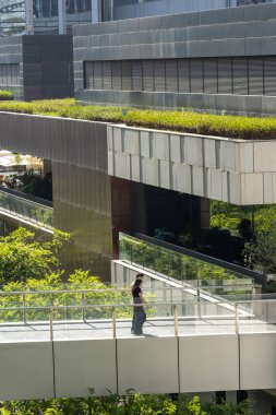 Shenzhen, Çin - 15 Nisan 2025 İnsanlar Çin 'deki MixC Alışveriş Merkezi Shenzhen' i ziyaret ediyor. Meşhur lüks bir alışveriş merkezidir..