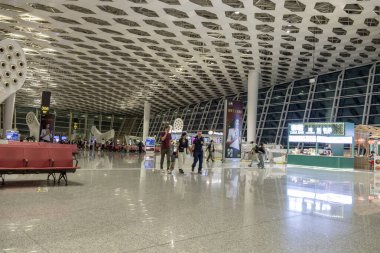 Shenzhen, Çin - 15 Nisan 2025: Shenzhen Bao 'an Uluslararası Havalimanı, Shenzhen, Çin. Çin 'in en büyük ve en modern havaalanlarından biridir.