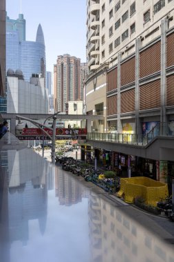 Shenzhen, Çin - 15 Nisan 2025 Shenzhen, Çin 'deki ünlü Dongmen Pedestrian Caddesi. Yüzlerce alışveriş seçeneği olan çok yoğun bir cadde labirenti.