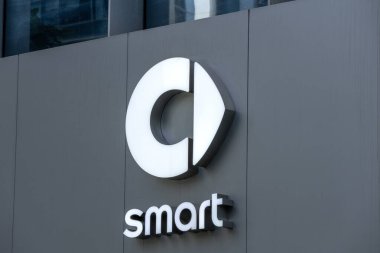 Shenzhen, Çin - 15 Nisan 2025 Shenzhen, Çin 'de Smart Car mağazası ve galerisi. Smart Automobile Co., Mercedes-Benz ve Zhejiang Geely tarafından kurulan ortak girişim..