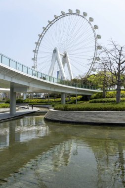 Shenzhen, China- 9 Nisan 2025: Happy Harbour, Shenzhen 'deki Körfez Bölgesi Dönme Dolabının Işığı. Toplamda 28 dev ithal arabası var. Her arabanın net alanı 16.8 metrekaredir.