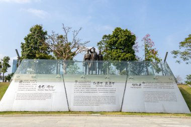 Shenzhen, Çin... 9 Nisan 2025, Shenzhen Yetenek Parkı 'nın içindeki Yetenek Duvarı. Duvarlar, Shenzhen 'in 40 yıllık reform ve geliştirme tarihinin kazınmış ve sergilenmiş kayıtlarını gösteriyor.