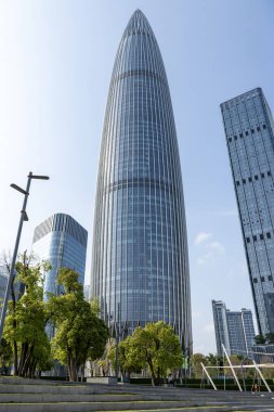 Shenzhen, China- 9 Nisan 2025 Shenzhen Talent 's Park' tan Shenzhen 'in ufuk çizgisi. Shenzhen şu anda Çin 'de 200 ve 300 metre yüksekliğindeki en yüksek gökdelenlere sahip.