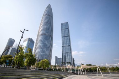 Shenzhen, China- 9 Nisan 2025 Shenzhen Talent 's Park' tan Shenzhen 'in ufuk çizgisi. Shenzhen şu anda Çin 'de 200 ve 300 metre yüksekliğindeki en yüksek gökdelenlere sahip.