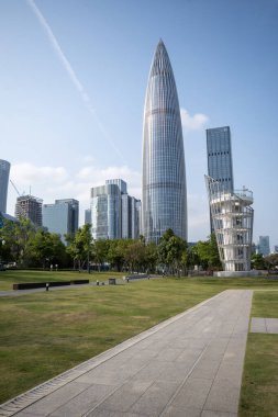 Shenzhen, China- 9 Nisan 2025 Shenzhen Talent 's Park' tan Shenzhen 'in ufuk çizgisi. Shenzhen şu anda Çin 'de 200 ve 300 metre yüksekliğindeki en yüksek gökdelenlere sahip.