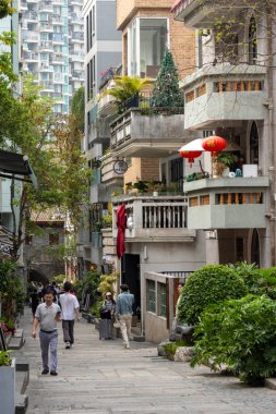 Shenzhen, Çin - 9 Nisan 2025: İnsanlar Çin 'in Shenzhen kentindeki Nantou Antik Şehri' ni ziyaret ediyor. Nantou Antik Kasabası sadece tarihi bir yer değil, Çin kültürünün yaşayan bir kanıtıdır.